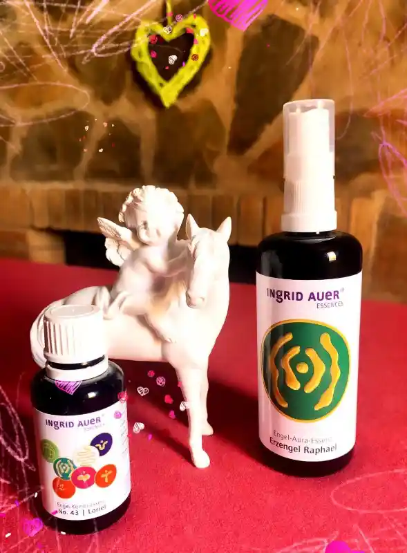 IMG_2286 Zusammenstellung der Ingrid Auser Fläschchen "Erzengel Raphael" und "Loriel", dazwischen eine Keramikfigur mit einem Cupido auf einem Pferd