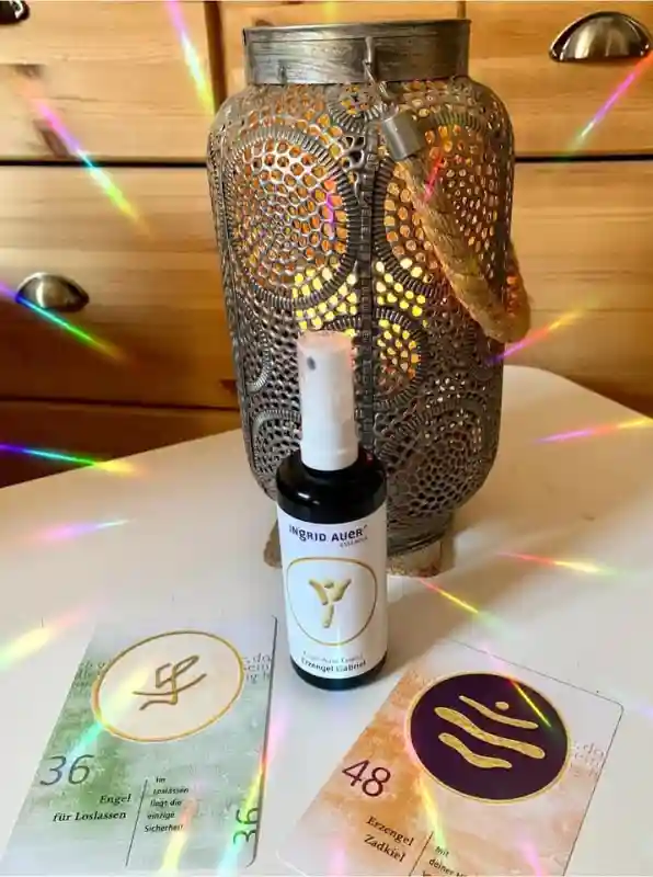 leuchte Engelkarten und -Flasche vor einem orientalischen, silbernen, filigranen Windlicht