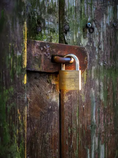 fehl-am-platz-wohin Geschlossenen Schnappschloss an einer alten vermosten Türe, Nahaufnahme.