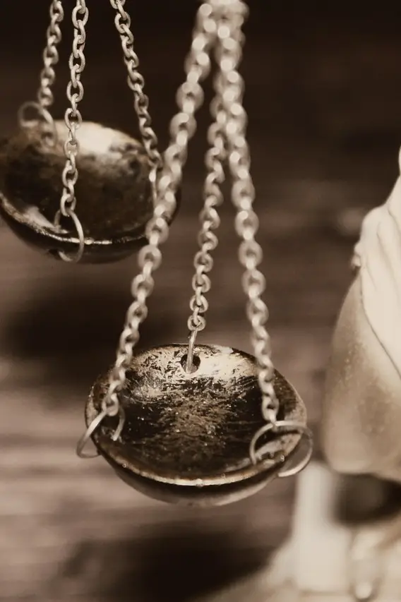 Altertümliche metallene kleine Waagschalen, wie sie z.B. für das Abwiegen von Gewürzen verwendet wurden, an filigranen Ketten.