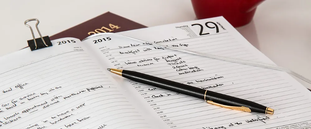 Aufgeschlagener Terminplaner mit Kugelschreiber drauf