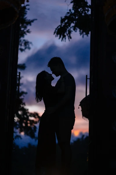 Silhouette eines sich umarmenden Paares in der Dämmerung